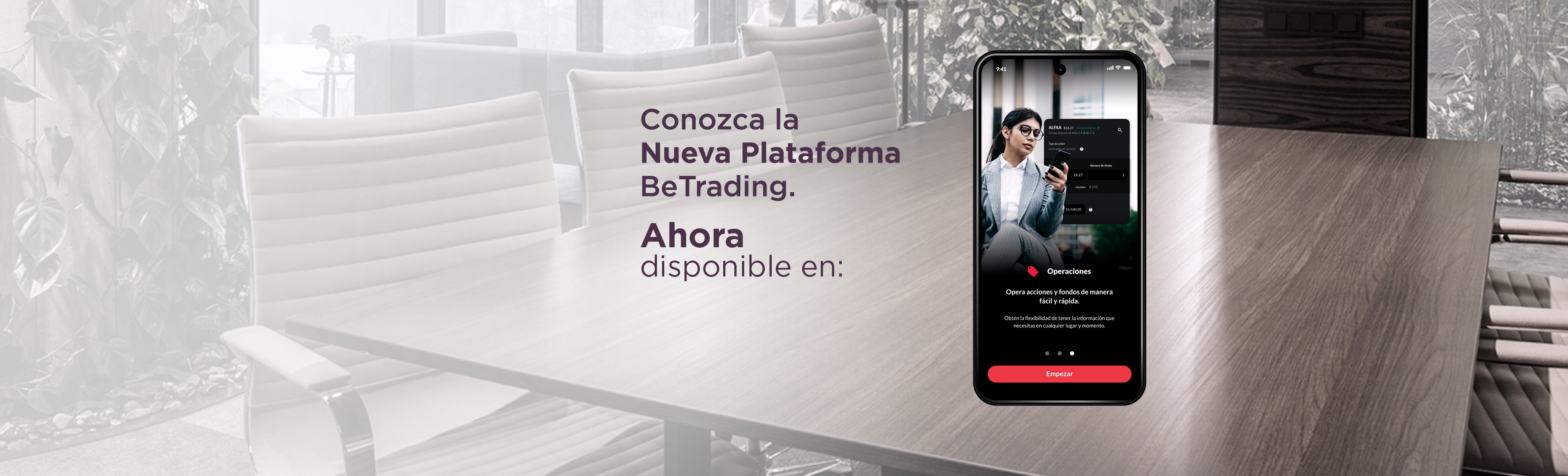 Se ve una sala de juntas con mesa de madera y sillas blancas con ventanas alrededor y se lee: “Conozca la nueva plataforma Be Trading. Ahora disponible en:”. Tiene logos de App Store y Google Play. Sobre la imagen se muestra la pantalla de un celular con la fotografía de una mujer oficinista vestida con saco gris, blusa blanca sosteniendo un celular en la mano y viendo la pantalla, donde se lee: ”Operaciones. Opera acciones y fondos de manera fácil y rápida”.