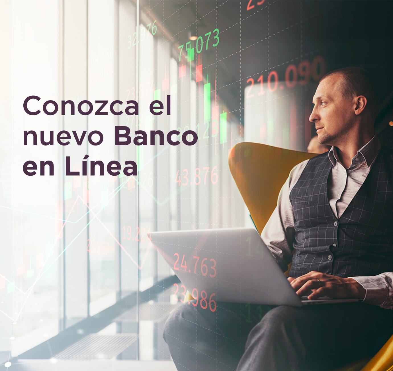 Aparece una oficina con ventanales de cristal. Hay un hombre sentado en una silla amarilla con una computadora portátil en las piernas y vestido con pantalón formal y chaleco gris oscuro, con camisa gris claro.  Se lee: “ Conozca el nuevo Banco en Línea”. 