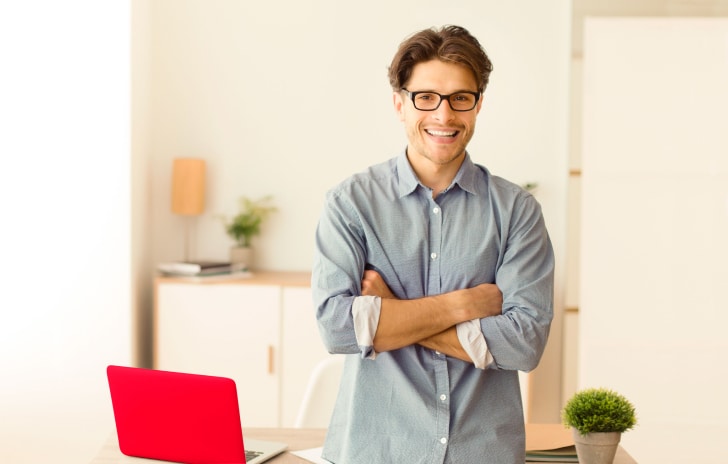 Ahorra $1,500 al mes y construye más de $3 millones